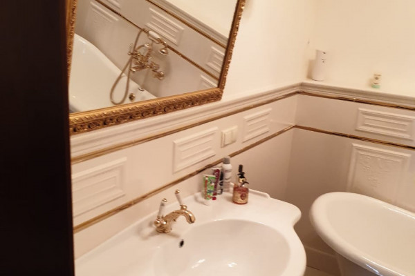 Отдельно стоящее здание в историческом центре Львова